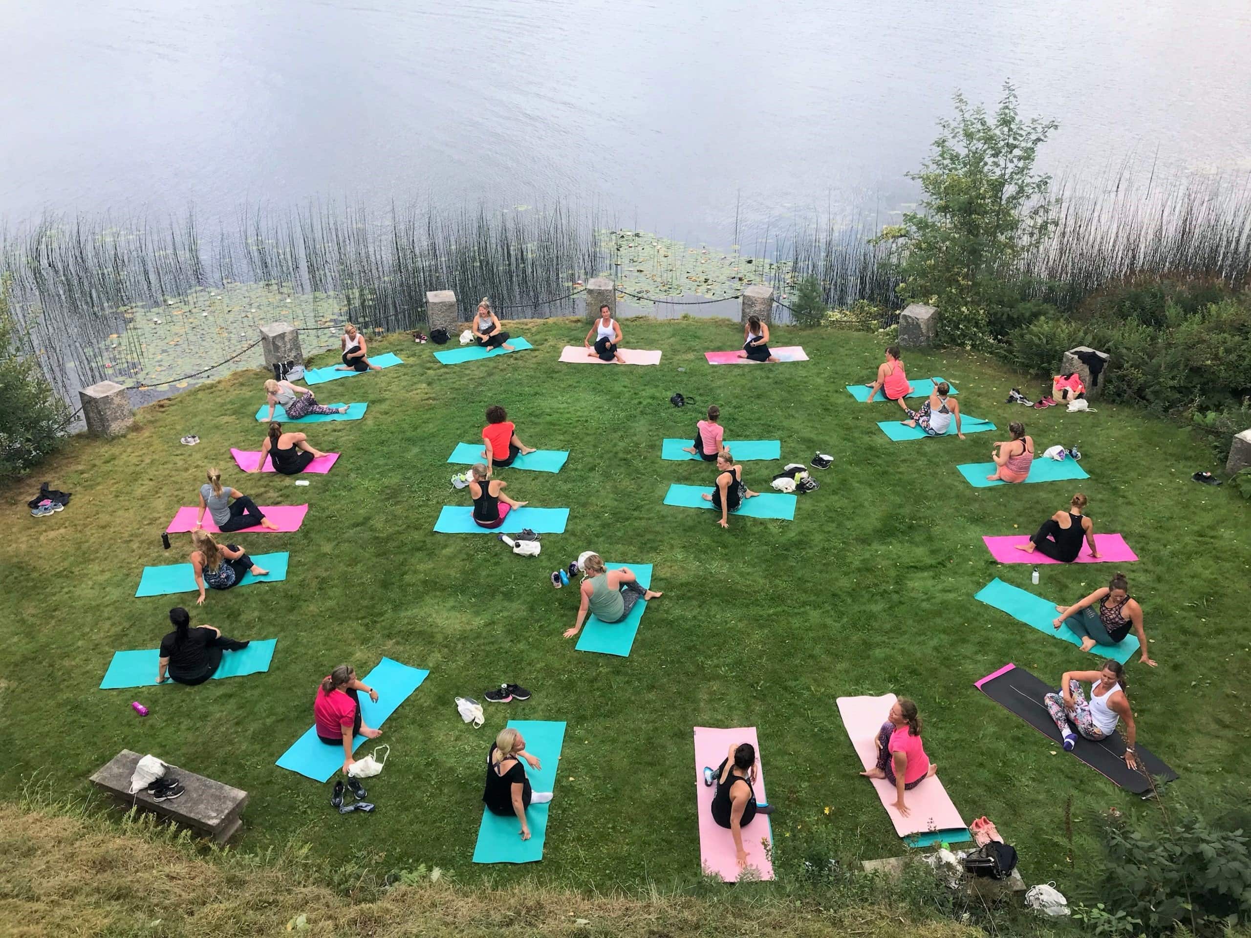 Yoga på Hällsnäs