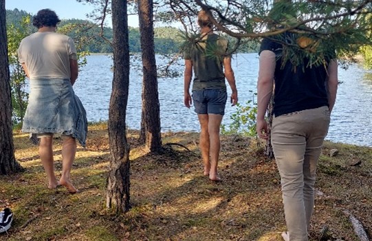 människor i skogen